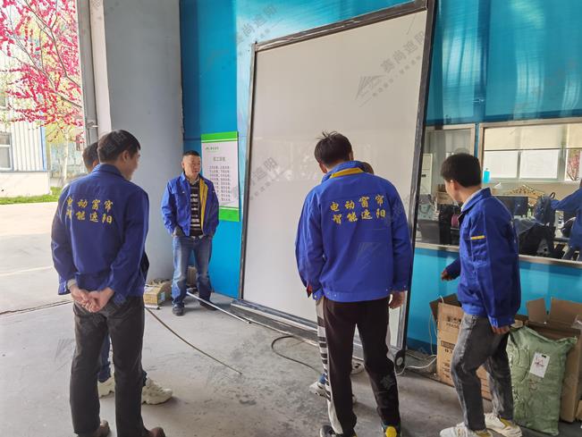 圖:戶外防風卷簾培訓現(xiàn)場 圖:戶外防風卷簾培訓現(xiàn)場
