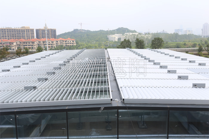 建筑玻璃頂部外遮陽活動百葉應(yīng)用實(shí)景圖